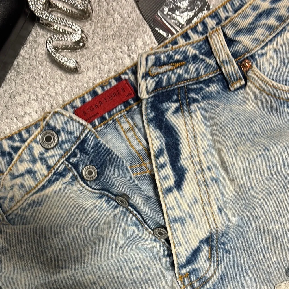 NWT Signature 8 Blue Jean Shorts High-rise Distressed Acid washed - Picture 11 of 14